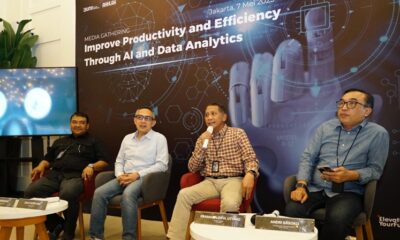 (kiri ke kanan) Direktur Operation dan Sales MDMedia Pujo Pramono, Direktur Utama Infomedia Eddy Sofryano, CEO TelkomMetra Pramasaleh Haryo Utomo, dan VP Corporate Communication Telkom Andri Herawan Sasoko saat foto bersama pada acara Media Gathering “Improve Productivity and Efficiency Through AI and Data Analytics” di Jakarta, pada Rabu (7/5).